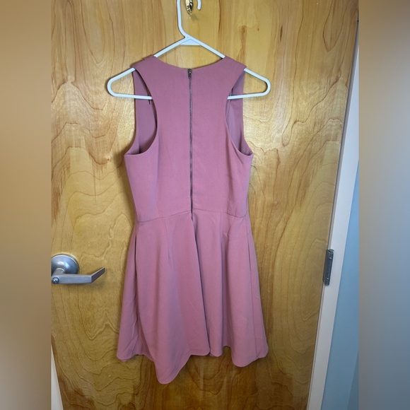 Elegant Pink Sleeveless Dress - Picture 2 of 3